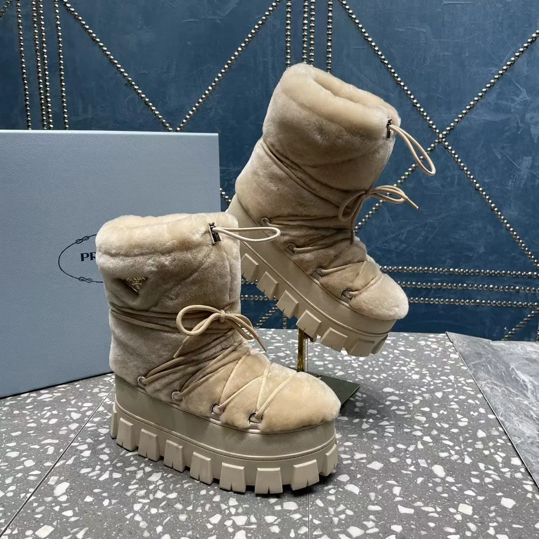 👟👟Ex-factory price 700👟👟 The highest version on the market, Prada's king style, snow boots, ski boots, chubby, so cute and cute →_→ From the Prada limited series, unique. Shiny nylon Oblique upper with criss-cross straps for an ideal fit. The boots are made of technical fabric and have a short-cut version. They can be worn in the city or in the mountains. They make the calves slimmer, taller, warmer and have a concave shape. The boots and soles use the original waterproof effect. The size is 35-40. 41Customized